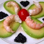 Scampi su petali di avocado