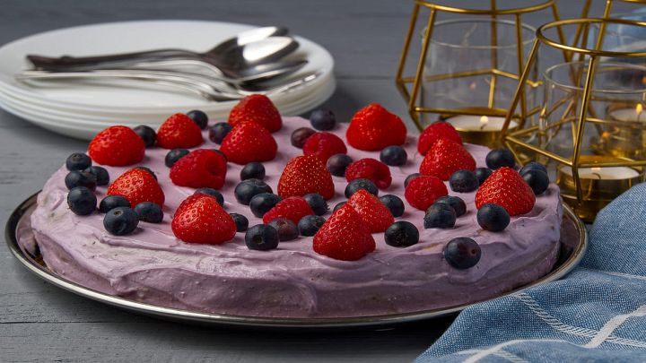 Gustoso semifreddo con macedonia di fragole, more e mirtilli