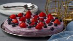 Gustoso semifreddo con macedonia di fragole, more e mirtilli