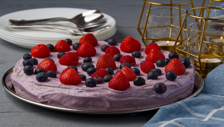 Gustoso semifreddo con macedonia di fragole, more e mirtilli