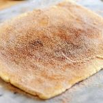 Sfoglia con crema di yogurt e albicocche