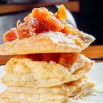 Piatto con sopra pasta sfoglia con crema di yogurt e albicocche