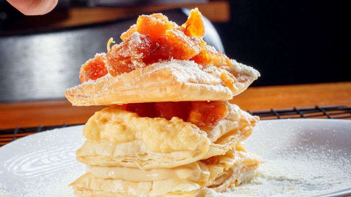 Piatto con sopra pasta sfoglia con crema di yogurt e albicocche