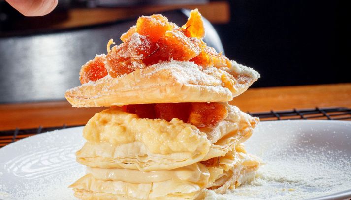 Piatto con sopra pasta sfoglia con crema di yogurt e albicocche