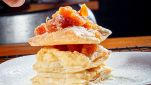 Piatto con sopra pasta sfoglia con crema di yogurt e albicocche