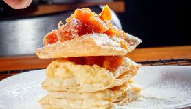 Piatto con sopra pasta sfoglia con crema di yogurt e albicocche