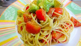 Spaghetti con avocado e pomodoro