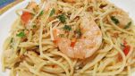 Spaghetti con germogli di soia e scampi