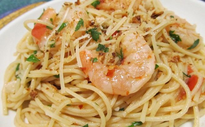 Spaghetti con germogli di soia e scampi