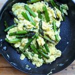 Uova strapazzate con asparagi verdi