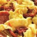 Uova strapazzate con pomodori secchi e salame
