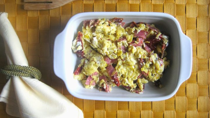 Uova strapazzate con pomodori secchi e salame