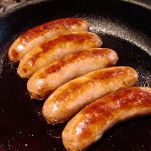 Uova strapazzate con salsiccette e speck