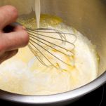 Uova strapazzate con salsiccette e speck