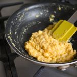 Uova strapazzate con salsiccette e speck