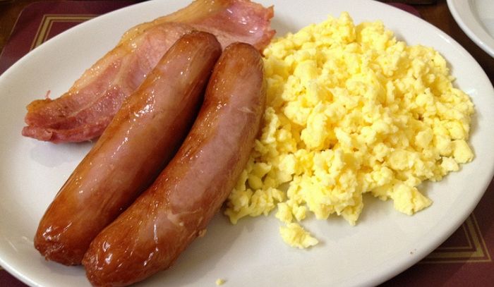 Uova strapazzate con salsiccette e speck