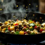 olive e capperi in padella con peperoncino e aglio