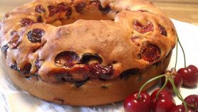 Ciambella rossa con ciliegie