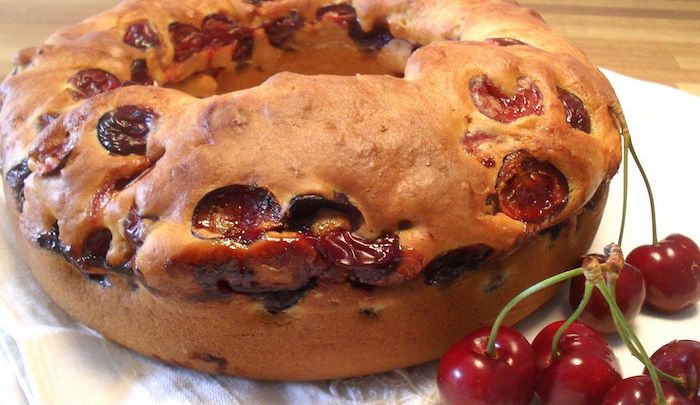 Ciambella rossa con ciliegie