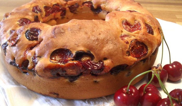 Ciambella rossa con ciliegie