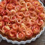 Crostata di rose e frutti