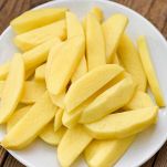 Lavate e sbucciate le patate e tagliatele a spicchi.