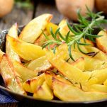 Sistemate le patate in una pirofila e conditele a piacere con olio, sale e pepe. Cuocete nel forno già caldo per 30 minuti