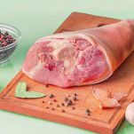 Massaggiate lo stinco di maiale a lungo con sale e pepe.