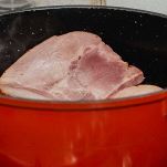 Scaldate qualche cucchiaio di olio in una casseruola, unite il trito preparato e fatelo dorate. Sistemate lo stinco nella casseruola e fatelo colorire da tutti i lati,