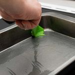 Ungete una pirofila da forno con un filo d’olio e trasferitevi lo stinco.