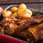 Riunite le patate nella stessa pirofila dello stinco per gli ultimi 10 minuti di cottura