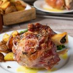 Sfornate lo stinco con le patate, attendete una decina di minuti e servite, irrorando nuovamente con il fondo di cottura.