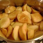 Frutta al vino rosso