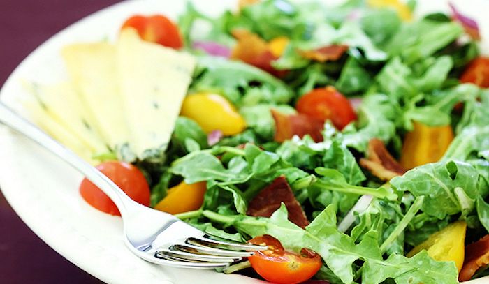 Insalata con bacon e groviera