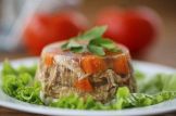 Aspic con uova sode, tonno, ricotta e olive