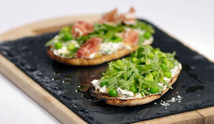 Ricetta Bruschetta con rucola e caprino - Le Ricette di ...