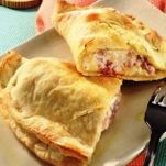 Calzoni con salsiccia, scamorza e ricotta