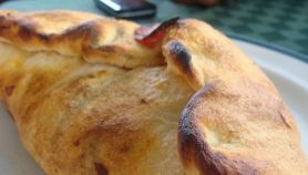 Calzone ripieno di pesce fritto