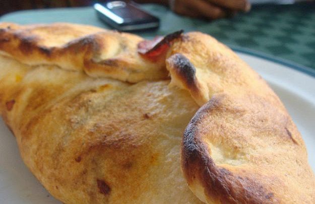 Calzone ripieno di pesce fritto