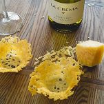 Cialdine di parmigiano con patè di fave