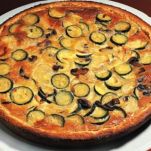 Crostata con funghi, zucchine, cipolle