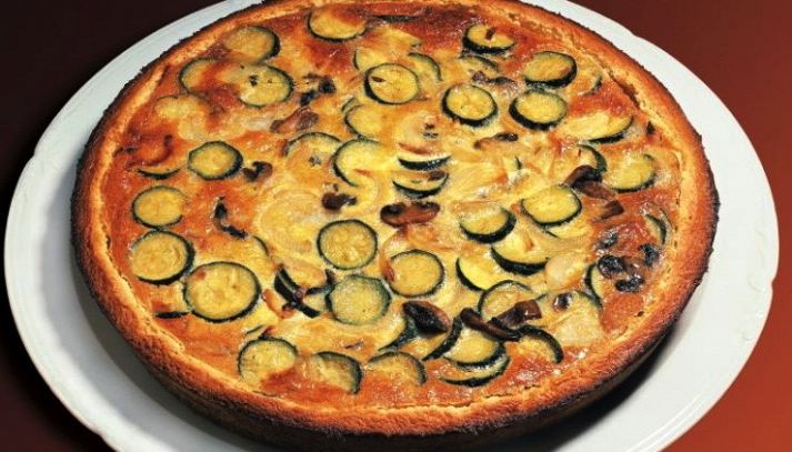 Crostata con zucchine, funghi e cipolle