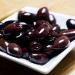 Crostini con patè di olive nere