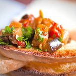 Crostoni di pesce spada e melanzana