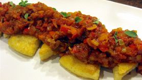 Crostone di polenta con salsiccia