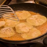 Padella con portafogli di melanzane in cottura