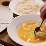 Portafogli di melanzane passati nell'uovo sbattuto