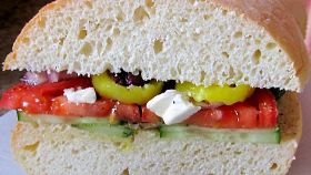 Pane farcito con sedano, pomodoro e cipolla