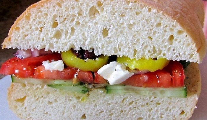 Pane farcito con sedano, pomodoro e cipolla