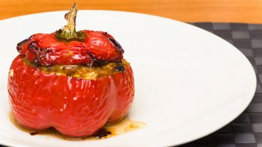 Peperone ripieno su piatto bianco